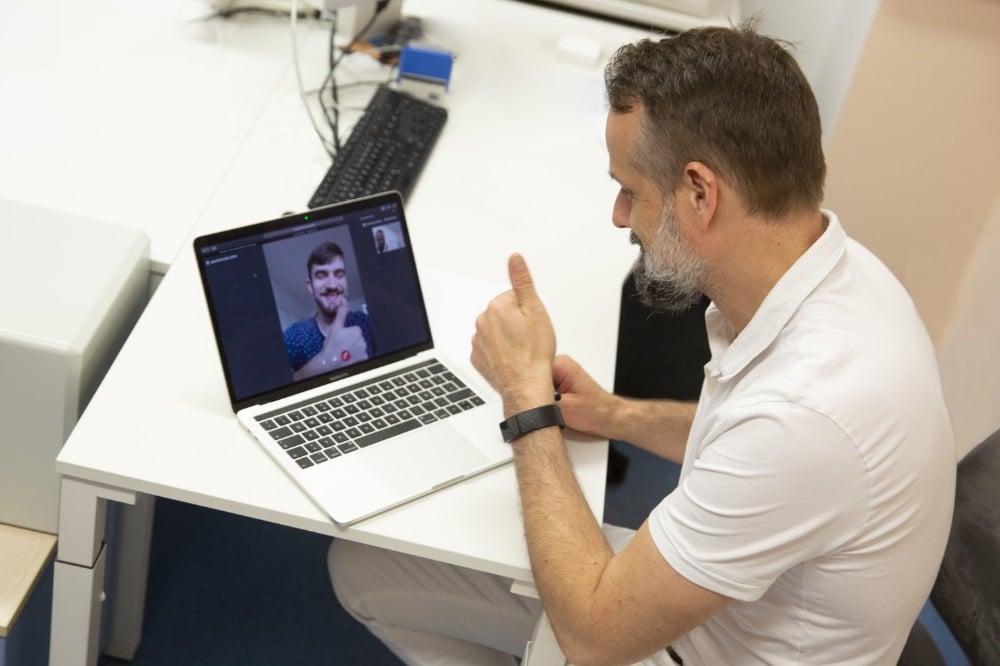 Prof. Pierre Hepp, Leiter des Bereichs Sportverletzungen am UKL, bei einer der ersten Videosprechstunden. Foto: Stefan Straube/UKL