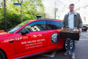 Rückraumspieler Gregor Remke beim Essen ausliefern. Quelle: SC DHfK