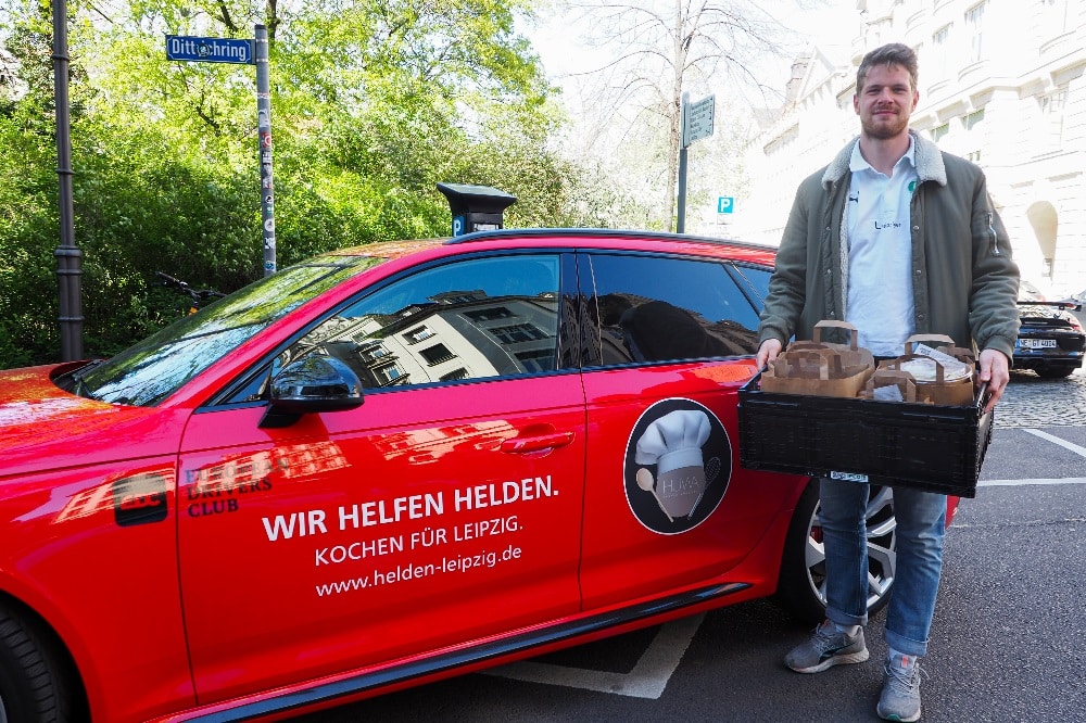 Rückraumspieler Gregor Remke beim Essen ausliefern. Quelle: SC DHfK