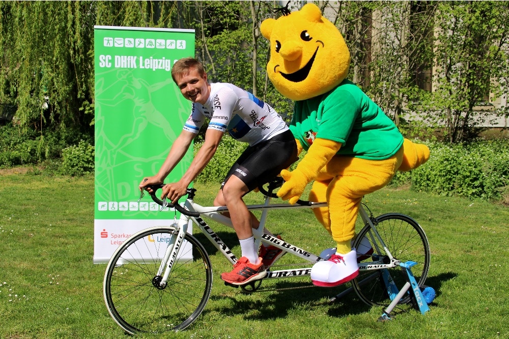 Auf zum Endspurt! SC DHfK-Radsportler Felix Groß und Maskottchen Sportikus hoffen auf der Zielgeraden der Crowdfunding-Aktion ihres Vereins auf viele Unterstützer. Ab Samstag können sich Interessierte eine Tandem-Fahrt mit Bahnrad-Profi Groß auf www.fairplaid.org/scdhfk sichern. Quelle: SC DHfK Leipzig