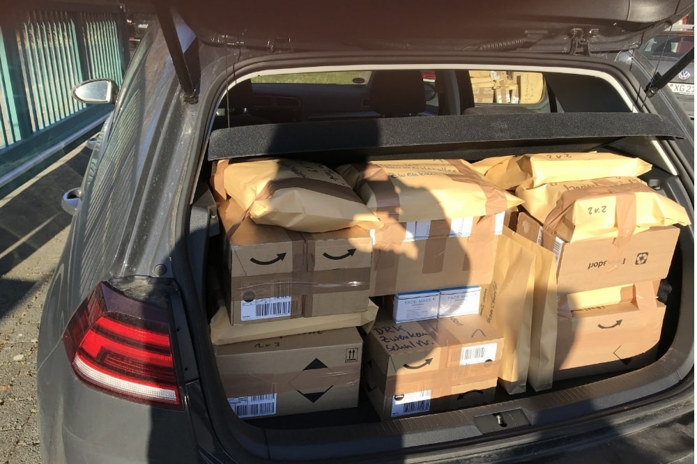 Schnelle Hilfe: Mitarbeiter des Landratsamts brachten die Pakete mit Desinfektionsmittel und Masken direkt zu den 168 Einrichtungen der Alten-, Behinderten- und Jugendhilfe. Foto: Jürgen Jurisch/LKL