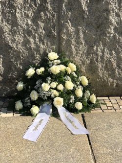 Das Blumengebinde an der Gedenktafel vor dem Museum in der „Runden Ecke“ gab es heute trotzdem. Foto: Gedenkstätte "Runde Ecke"