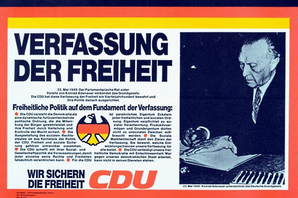CDU-Plakat mit dem ersten deutschen Bundeskanzler und Vorsitzenden des Parlamentarischen Rates, Konrad Adenauer, 1949 bei der Unterzeichnung des Grundgesetzes. Foto: Wikimedia Commons/Konrad-Adenauer-Stiftung