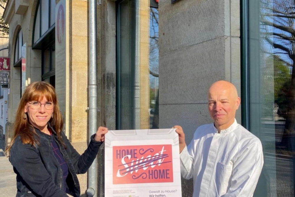 Staatsministerin Katja Meier übergibt Plakat an Kronen Apotheke in Dresden. Foto: SMJusDEG