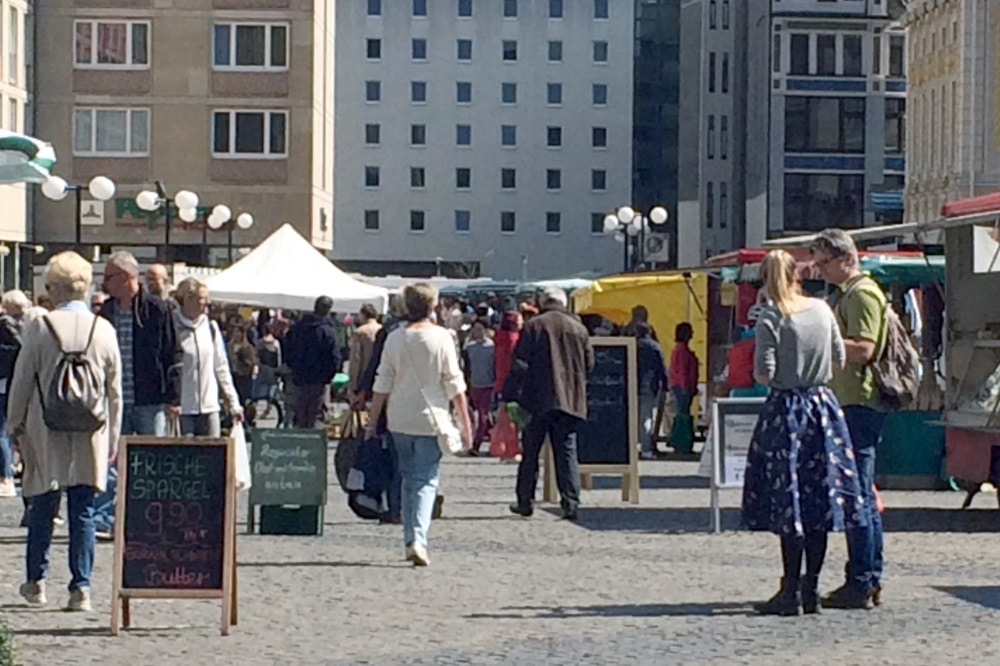 Gut besuchter Wochenmarkt am Freitagmittag, 17. April. Foto: L-IZ-de