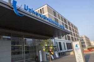 Ab sofort darf wieder eine Begleitperson bei der Geburt eines Kindes im Kreißsaal anwesend sein. Darauf haben sich das UKL und weitere Leipziger Krankenhäuser aufgrund der stabilen Lage am Dienstag, 14. April, verständigt. Foto: Stefan Straube / UKL
