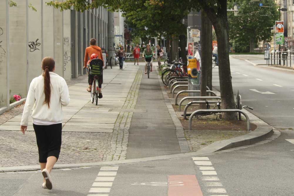 Die Situation direkt auf dem Fußweg vorm Rewe-Markt. Foto: Ralf Julke