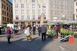 Corona-Abstand auf dem Leipziger Wochenmarkt. Foto: Marko Hofmann