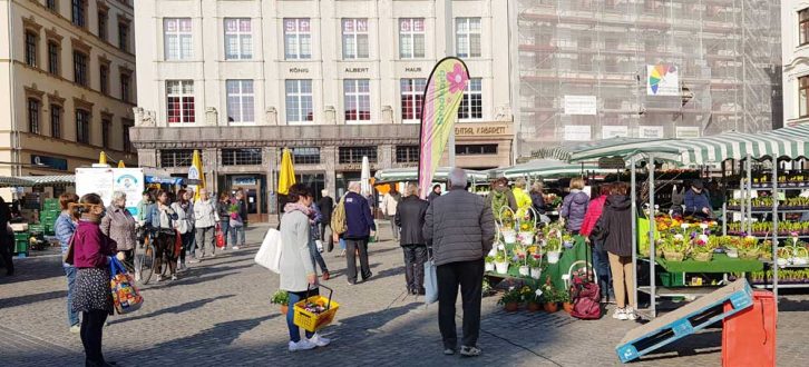 Corona-Abstand auf dem Leipziger Wochenmarkt. Foto: Marko Hofmann