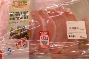 Die Supermarktkette Netto Marken-Discount hat auf ihre Schweinefleischverpackungen ein Foto von Schweinen auf grüner Wiese neben das Tierhaltungskennzeichen mit der niedrigsten Stufe 1 gedruckt, das für konventionelle Stallhaltung steht. Das ist Verbrauchertäuschung, urteilte das Landgericht Nürnberg-Fürth nun, nachdem die Verbraucherzentrale Brandenburg geklagt hatte. © Verbraucherzentrale Brandenburg
