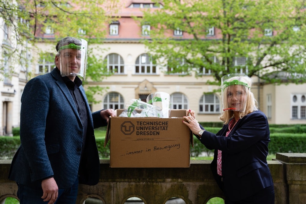 Übergabe der Visiere. © Klinikum St. Georg