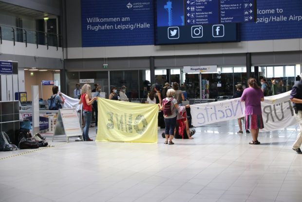 Bei der Demonstration gegen den Ausbau des Flugverkehrs am Flughafen Leipzig/Halle demonstrierten verschiedene Bündnisse gemeinsam. Foto: L-IZ.de