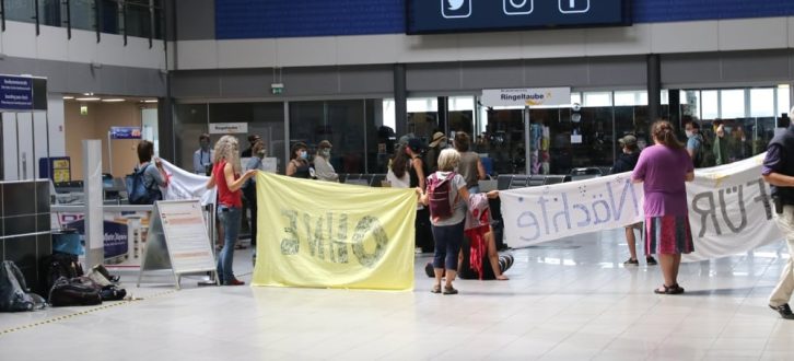 Bei der Demonstration gegen den Ausbau des Flugverkehrs am Flughafen Leipzig/Halle demonstrierten verschiedene Bündnisse gemeinsam. Foto: L-IZ.de