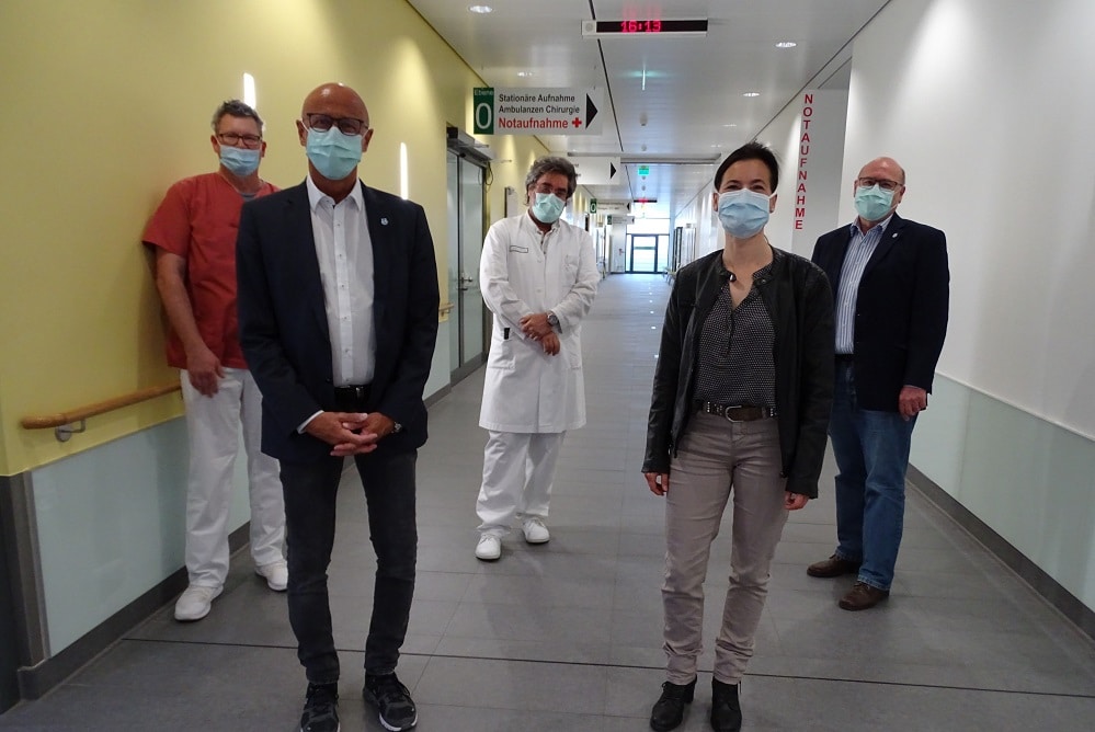 Partnerschaftliches Zusammenstehen: Gerhard Bauer, Landrat von Schwäbisch Hall und Dr. Claudia Pott, Ärztliche Leiterin des Rettungsdienstes Nordsachsen (vorn), dahinter der Chefarzt der Anästhesie Dr. Gregor Stohlmann, der Leitende Oberarzt Wolfgang Reikow und Klinik-Geschäftsführer Werner Schmidt (von links). Foto: Klinikum Crailsheim
