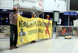 Die Flughafen-Anwohner-Initiative „Für Nächte ohne Fluglärm“ bei einer Protestveranstaltung am Flughafen. Foto: LZ
