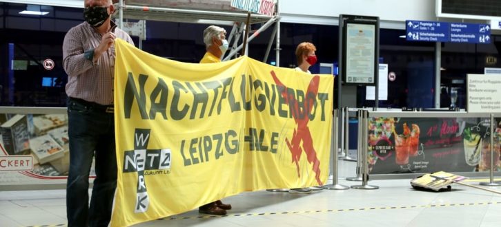 Die Flughafen-Anwohner-Initiative „Für Nächte ohne Fluglärm“ bei einer Protestveranstaltung am Flughafen. Foto: LZ