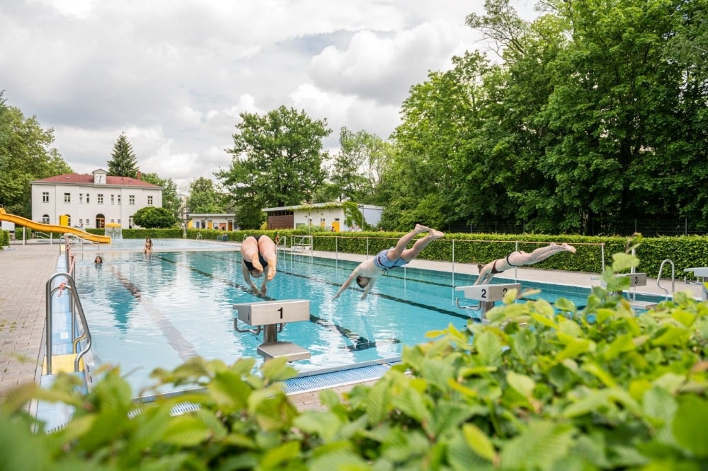 Sprung ins kühle Nass: Im Schreberbad und drei weiteren Leipziger Freibädern startet am 25. Mai die Freibadsaison. Foto: Leipziger Gruppe