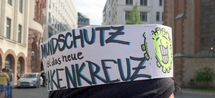 Am 9. Mai auf dem Nikolaikirchhof: „Mundschutz ist das neue Hakenkreuz“. Foto: L-IZ.de