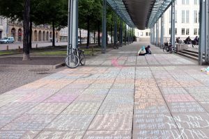 70.000 Striche zum Gedenken an einen Teil der Opfer der NS-Eugenik auf dem Augustusplatz. Foto: L-IZ.de