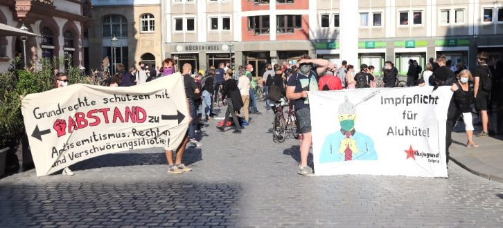 Als Gegenprotest am 18. Mai 2020 auf dem Nikolaikirchhof versammelt - Leipzig nimmt Platz mit einer angemeldeten Kundgebung. Foto: Michael Freitag