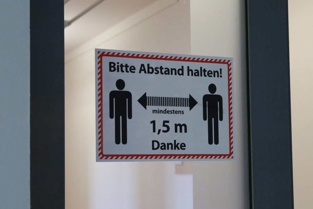 Bitte Abstand halten! Das gilt in allen Gebäuden des Landratsamts. Foto: LKL