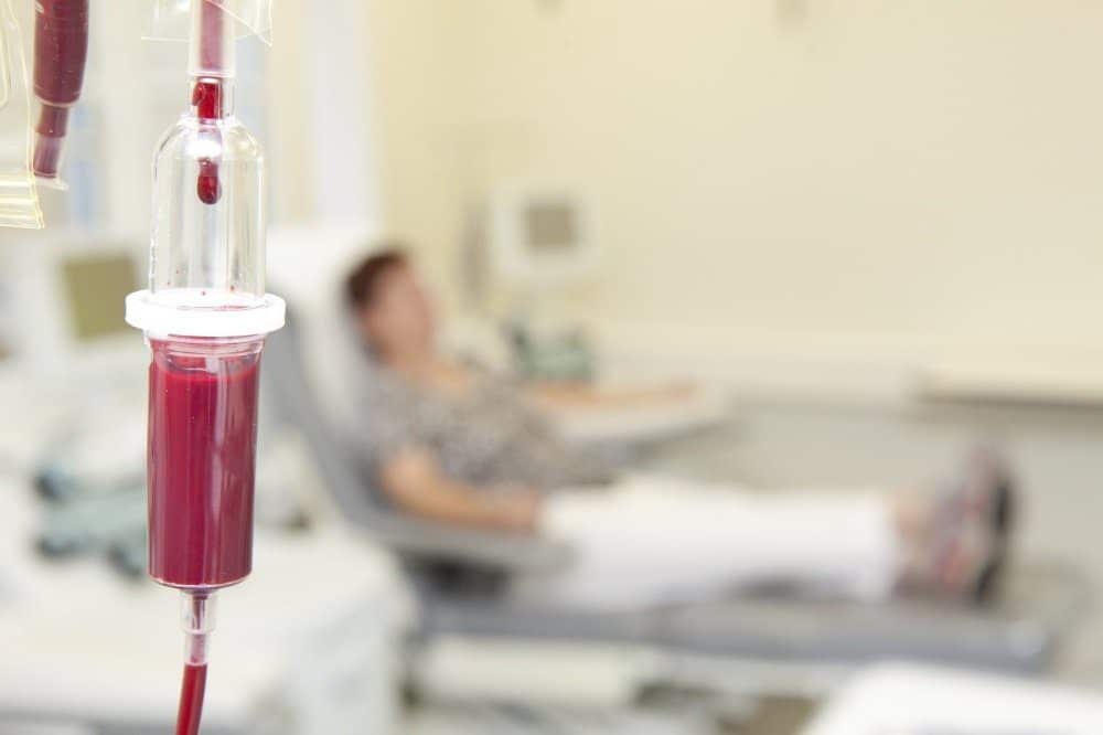 Lebensrettend: Die meisten Patienten mit schweren Bluterkrankungen sind im Rahmen ihrer Behandlung auf Blutkonserven angewiesen. Foto: Stefan Straube / UKL
