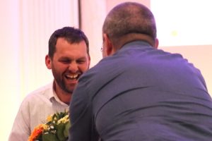 SPD-Stadtrat Christopher Zenker brachte den Standort am Kraftwerk ein. (Hier beim coronösen Zuwerfen eines Blumenstraußes an das heutige Geburtstagskind Christian Schulze (SPD) Foto: L-IZ.de