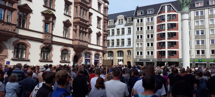 Etwa 250 Personen standen dicht gedrängt vor der Nikolaikirche. Foto: René Loch