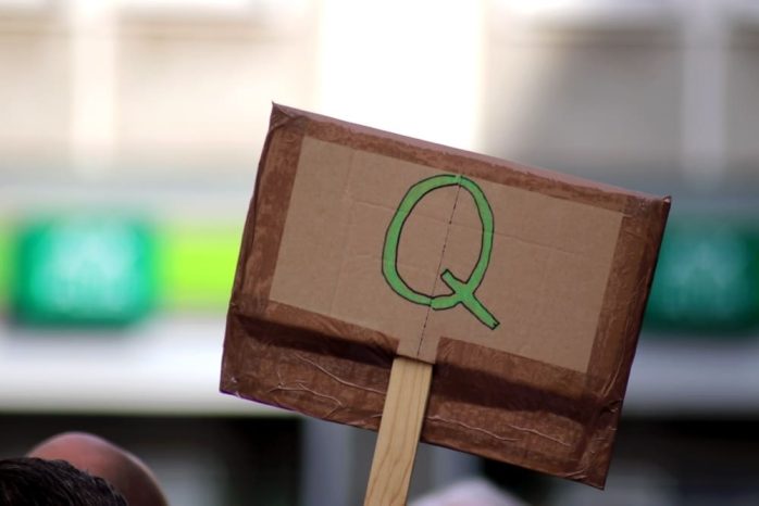 Das Q für QAnon am 9. Mai 2020 au dem Nikolaikirchhof. Foto: Michael Freitag