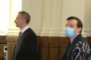 Mundschutz und Abstand: Martin L. (31, r.) am Donnerstag im Landgericht neben seinem Anwalt Stefan Wirth. Foto: Lucas Böhme