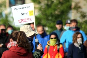 Die oft bemühte weltweite Corona-Diktatur hier auf einem Schild eines mehrfachen Redners bei „Bewegung Leipzig“. Foto: Michael Freitag