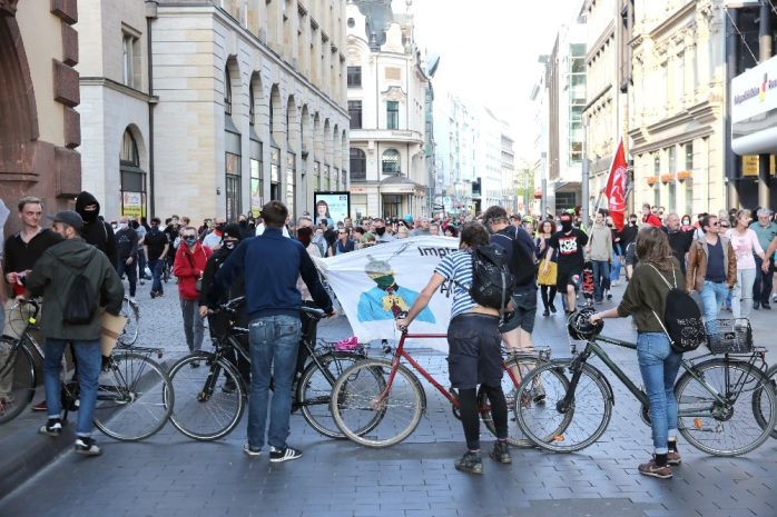 Ein Blockadeversuch am 18. Mai mit Fahrrädern beim "Spaziergang" durch LnP. Foto: Michael Freitag