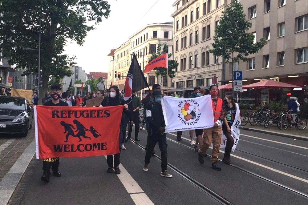 Eine Demonstration für die Rechte der in Dölzig untergebrachten Asylbewerber. Foto: Birthe Klemann