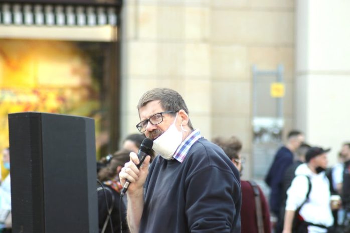 Für Bessergestellte - Peterskirchpfarrer Andreas Dohrn warnte am 16. Mai bei Leipzig nimmt Platz vor dem unsolidarischen Bündnis Widerstand2020. Foto: Michael Freitag