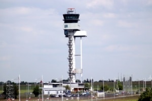 Am Tower auf dem Flughafen Leipzig. Foto: LZ