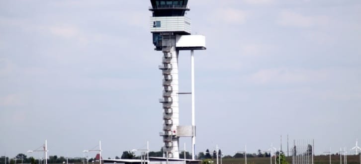 Am Tower auf dem Flughafen Leipzig. Foto: LZ