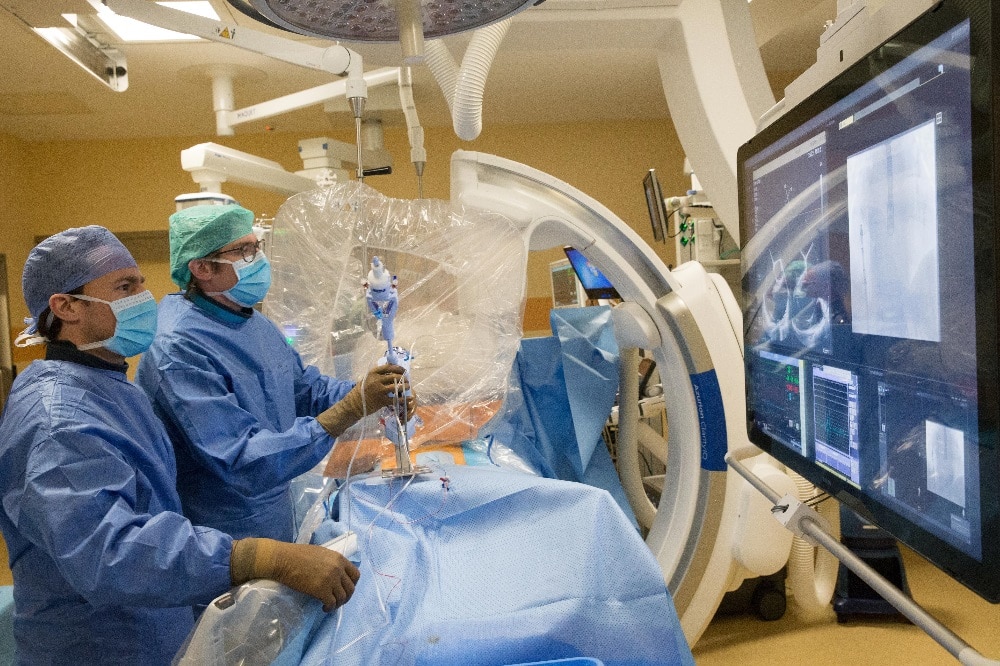 Prof. Dr. Dr. Philipp Lurz, Geschäftsführender Oberarzt in der Universitätsklinik für Kardiologie – Helios Stiftungsprofessur (r.), leitete den Eingriff und wurde dabei von Kardiologe Dr. Christian Besler unterstützt. Foto: Sven Gückel | Herzzentrum Leipzig