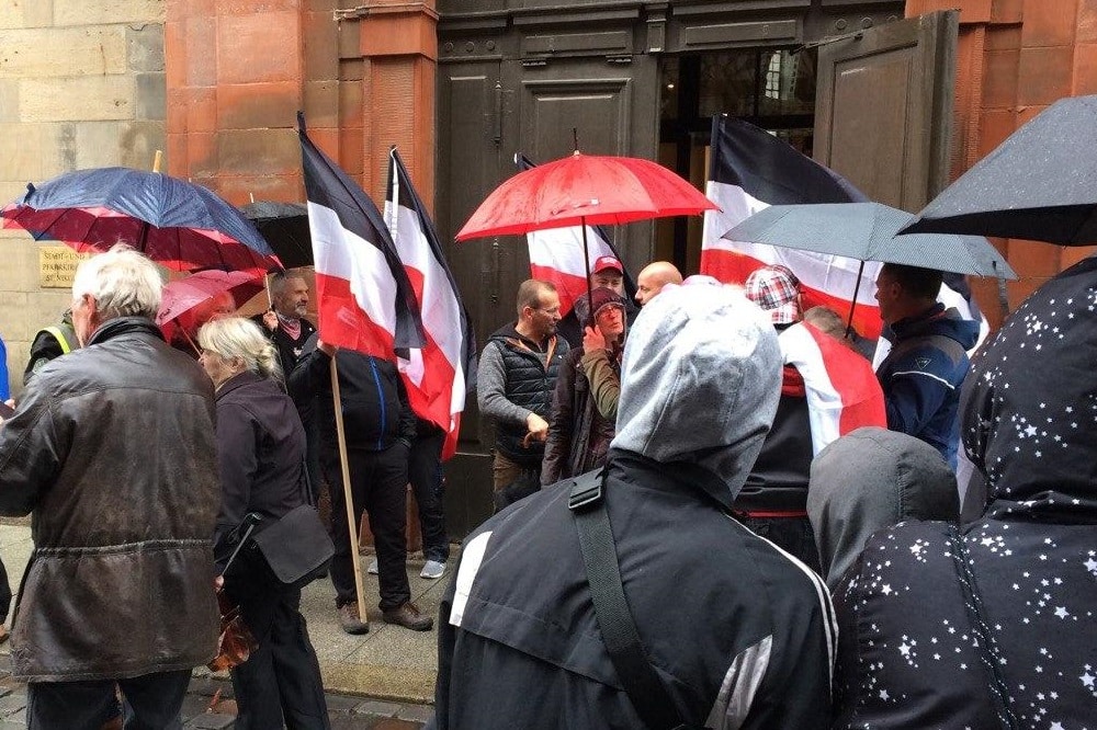 Keine anemeldete Versammlung, alles zufällig vorbeilaufende Bürger. Laut den Zufälligen. Foto: L-IZ.de