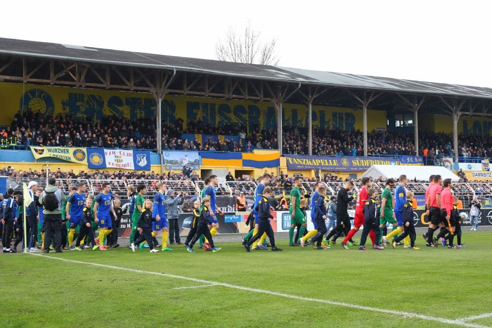 Die Sanierungsarbeiten für die geschichtsträchtige Tribüne im Bruno-Plache-Stadion haben gerade begonnen. Foto: Jan Kaefer (Archiv)