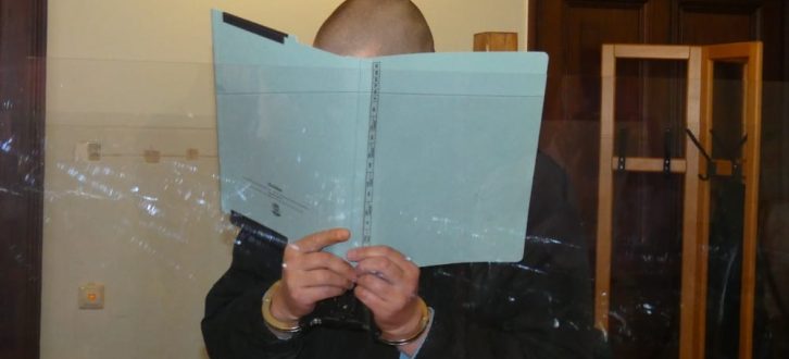 Marcus S. (40) schirmt sein Gesicht ab - wegen Covid-19 hatte das Gericht Glaswände aufstellen lassen. Foto: Lucas Böhme