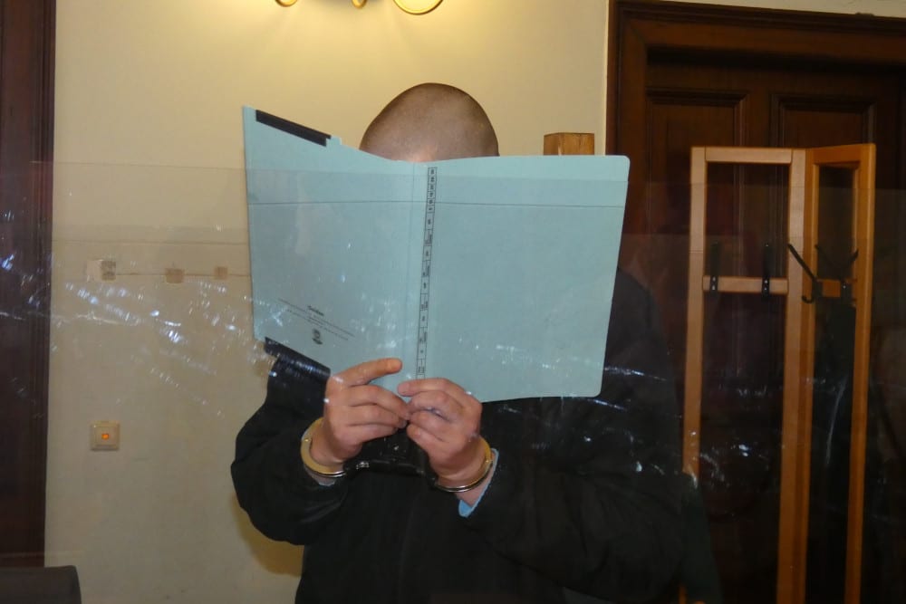 Marcus S. (40) schirmt sein Gesicht ab - wegen Covid-19 hatte das Gericht Glaswände aufstellen lassen. Foto: Lucas Böhme