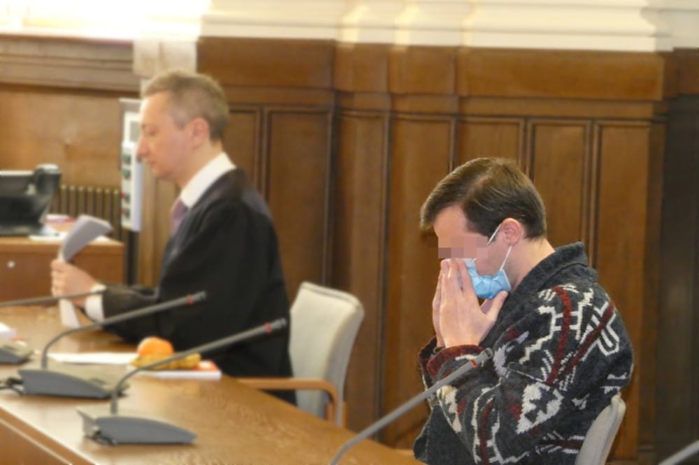 Beruft sich auf einen Auftrag der Freimaurer: Martin L. (31) beim Prozessauftakt mit Strafverteidiger Stefan Wirth im Hintergrund. Foto: Lucas Böhme