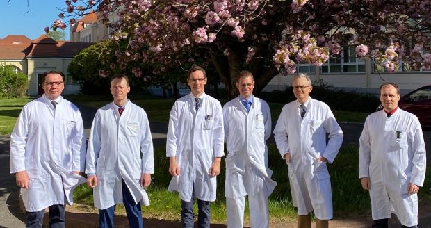 Arbeiten im Neurozentrum eng zusammen v.l.n.r. CA Prof. A. Schäfer (Radiologie) , CA Dr. O. Sorge (Neurochirurgie), CA Dr. T. Kraya (Neurologie), CA Dr. A. Boehm (HNO), CA Dr. P. Sokolowski (Neurologoie Wermsdorf), OA Dr. A. Gazis (Radiologie) Bild: Klinikum St. Georg