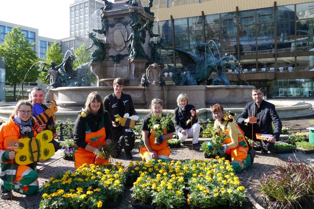 Der Mendebrunnen wird bepflanzt. Foto: Stadtreinigung Leipzig