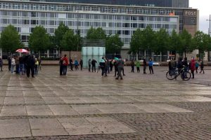 Sammeln zum Spazierengehen auf dem Augustusplatz am 4. Mai 2020. Foto: L-IZ.de