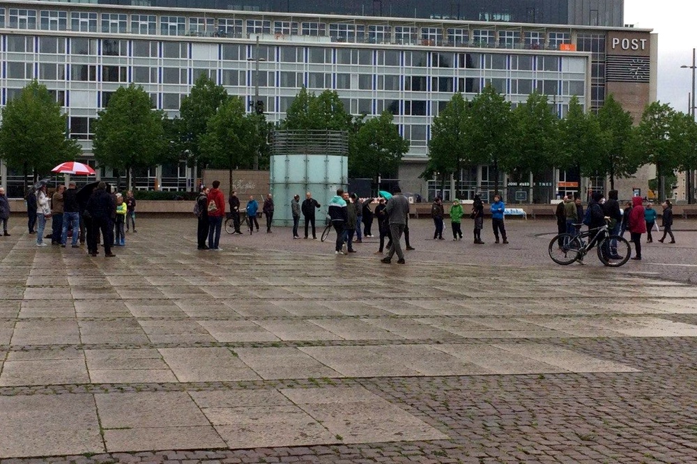 Sammeln zum Spazierengehen auf dem Augustusplatz am 4. Mai 2020. Foto: L-IZ.de