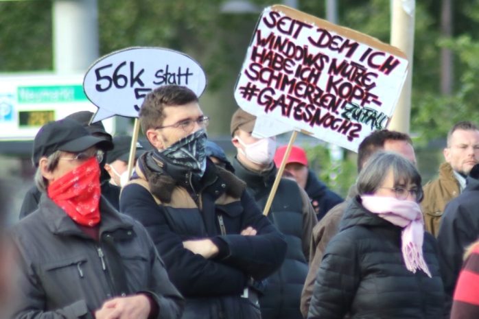 Satire bei LnP bei einer "Bewegung Leipzig"-Kundgebung auf dem Leuschnerplatz. Foto: Michael Freitag