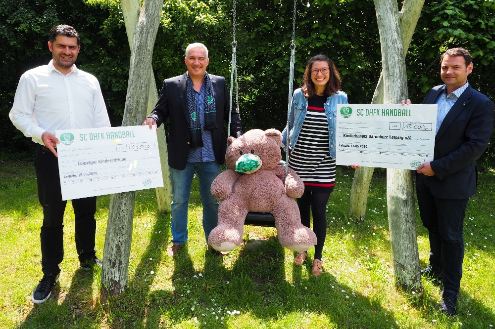 Karsten Günther, Alexander Malios, Ulrike Herkner und Frank Viereckl bei der Spendenübergabe. Quelle: SC DHfK