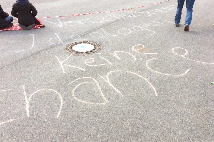 Verschwörungsideologien keine Chance. Vor der Kundgebung gab es Kreidezeichen am Boden. Foto: L-IZ.de