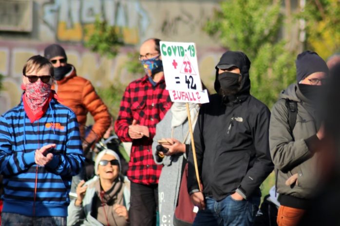 Vom Zufall zur Theorie? Am 12. Mai stellte sich der Gegenprotest rings um die Kundgebung von "Bewegung Leipzig" auf. Foto: Michael Freitag